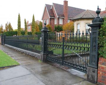 producator gard fier forjat, constructie gard fier forjat, grilaje din fier forjat pret, constructii garduri fier forjat