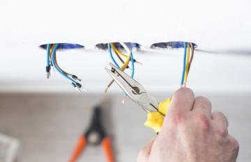 reparatii instalatii electrice, realizare instalatii electrice, electrician cu experienta