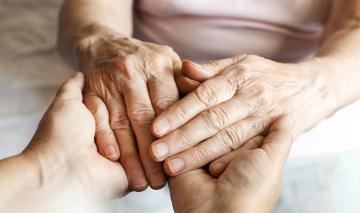 ajutorare persoanei varstnice, preturi ingrijire batrani, ingrijiri seniori