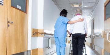 ingrijitor oameni batrani, ingrijire persoane varstnice, ingrijiri pesoane cu handicap
