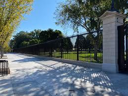 firma constructie gard fier cu soclu de beton, preturi garduri metalice profil patrat, constructii garduri curti